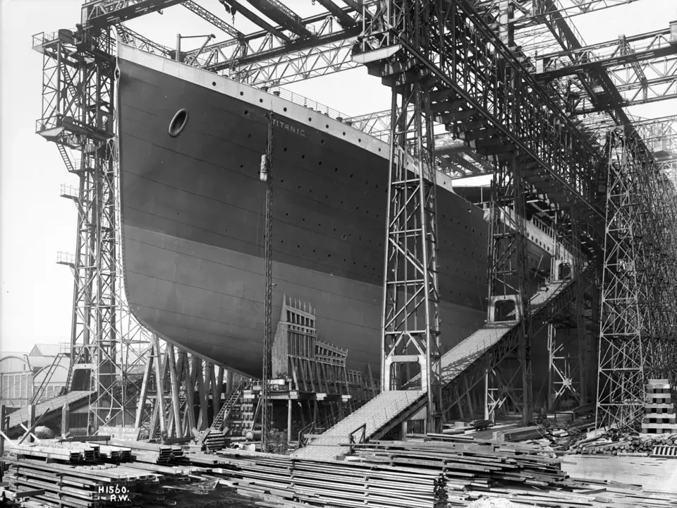 Příď Titanicu při stavbě v loděnicích