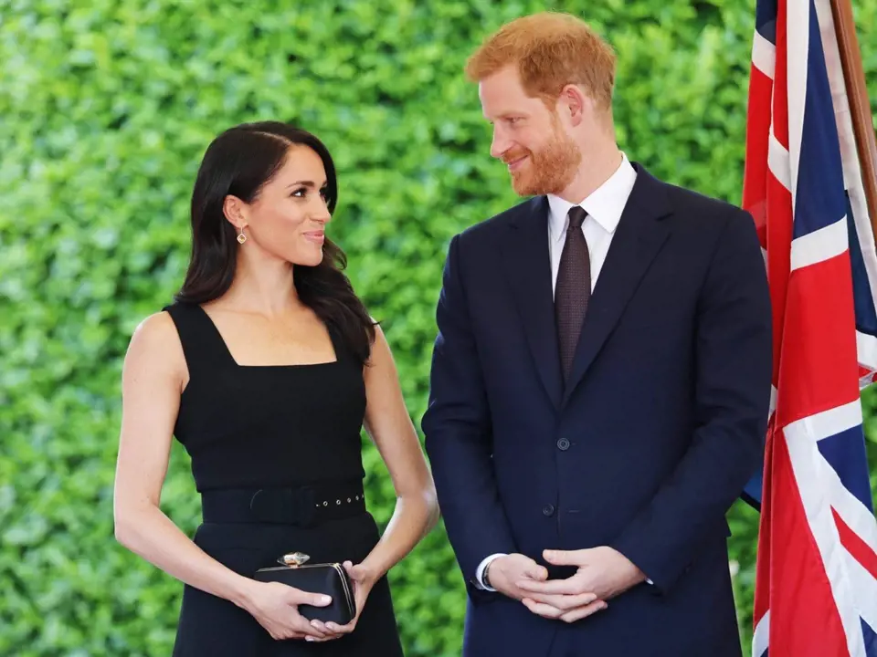 Veřejnost netrpělivě vyčkává na okamžik, kdy se princ Harry a Meghan usmíří s královskou rodinou. 