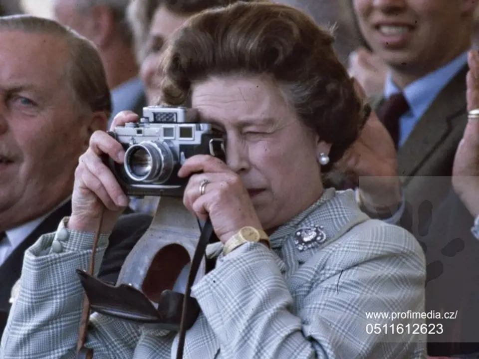 Královna vždy ráda fotila, měla fotoaparát Leica, v roce 1982 fotila například koňské dostihy. Ve fotografii nalezla zálibu i vévodkyně Catherine, manželka královnina vnuka, prince Williama. Ta fotí nejraději svou rodinu.