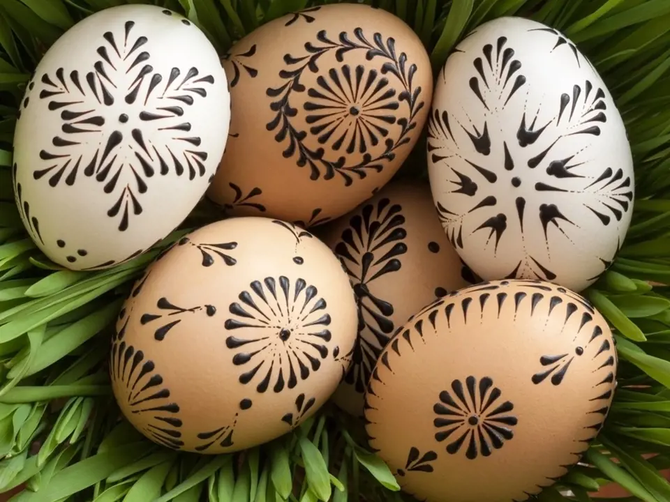 Neobarvená vejce zdobená voskovým reliéfem.