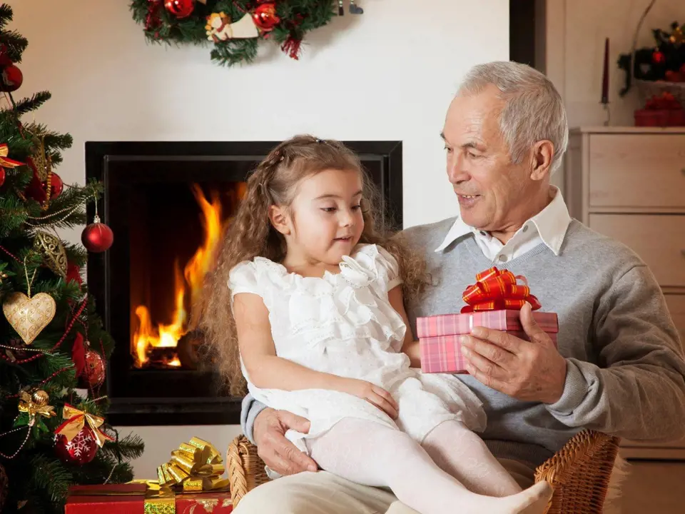 Dědečkové mají radost z každého dárku, hlavně když je z lásky.