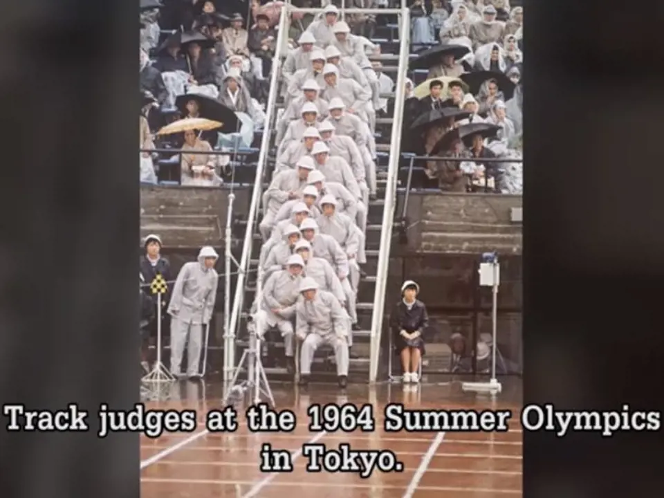 Rozhodčí u cíle na letních olympijských hrách v Tokiu v roce 1964.