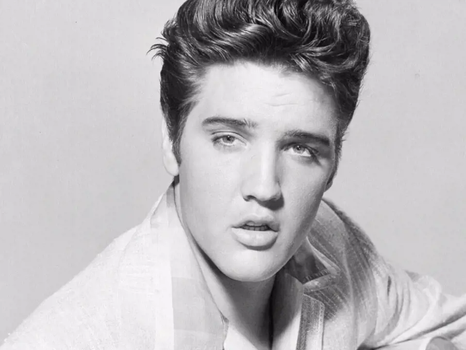 Poslední slova Elvise jsou dost zvláštní. Jak víme, zemřel na toaletě ve svém domě v Gracelandu. Poslední slova, která někomu řekl, byla: "Jdu si číst do koupelny." No i takto se může rozloučit král rock'n'rollu.