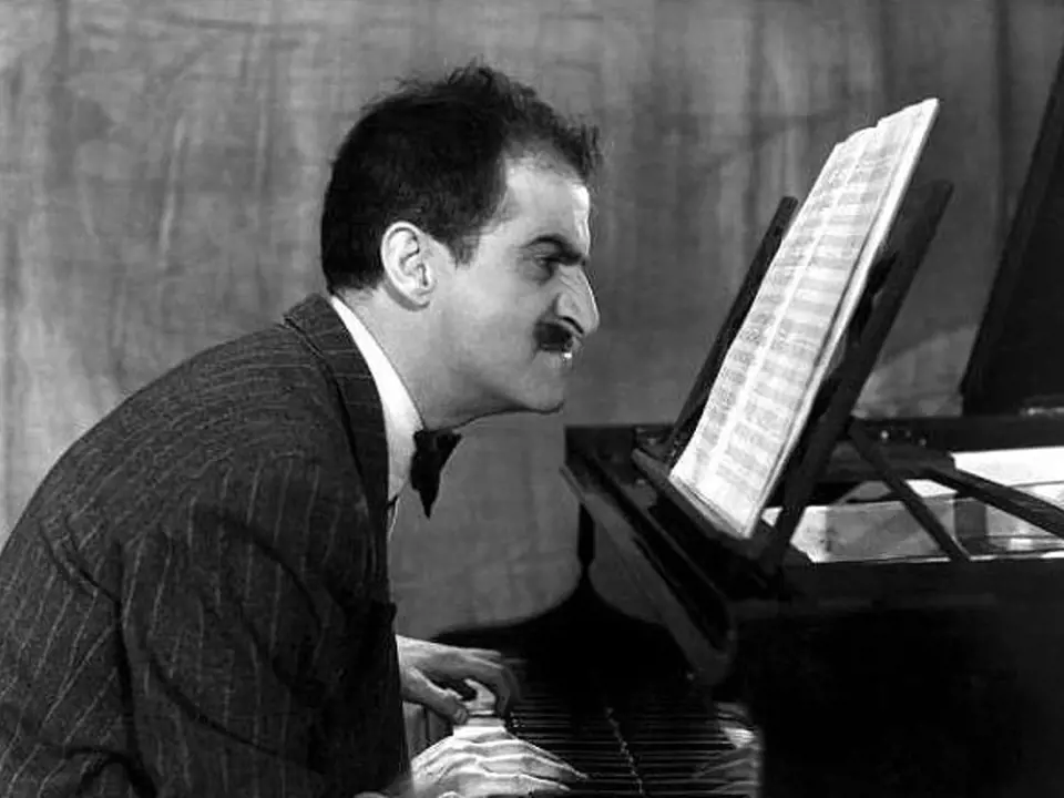 V komedii Poprask v kabaretu (1954) hrál šíleného pianistu.