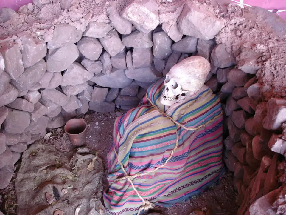Prodloužená indiánská lebka v ukázkovém hrobě