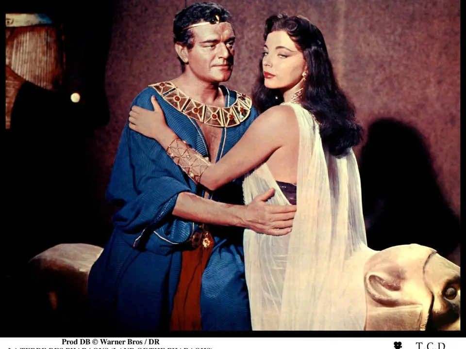 Ne, to není Kleopatra, ale Joan ve filmu Země faraonů (1955). 