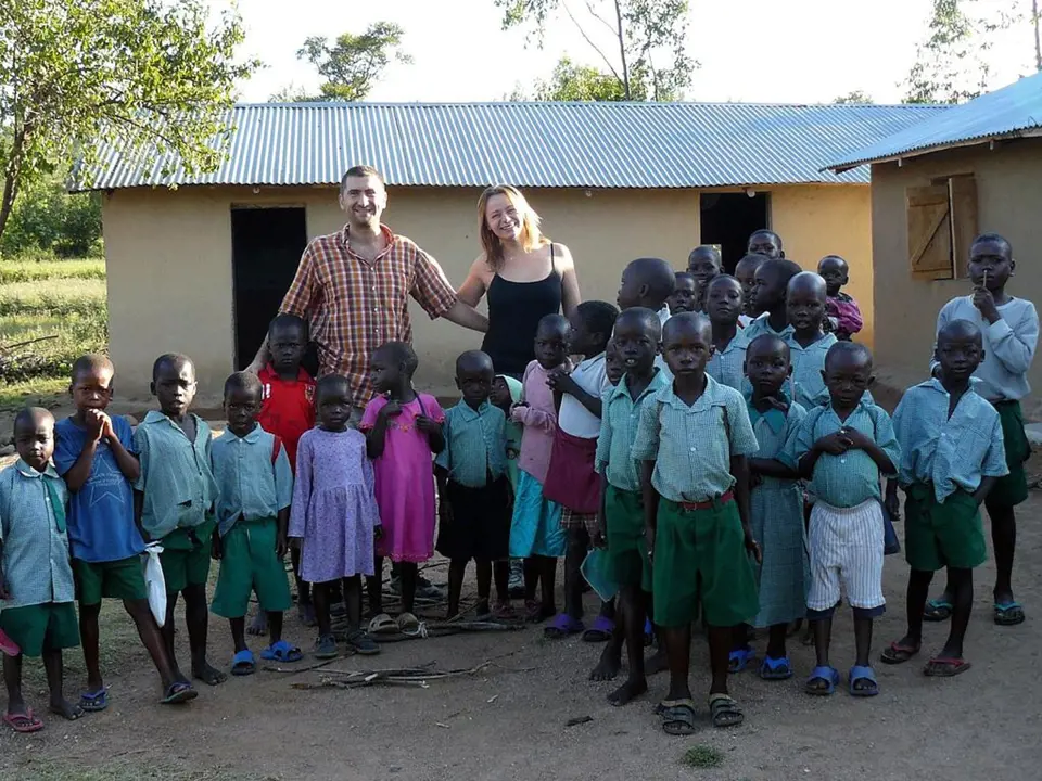 Milena Řezáčová a Marek Richtera, Keňa, před základní školou nedaleko Viktoriina jezera.