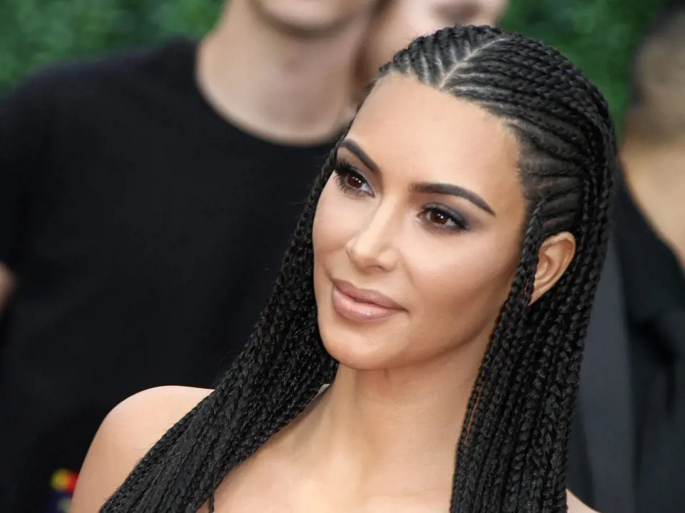 Kim Kardashian překvapila pro ni velmi netradičním účesem.