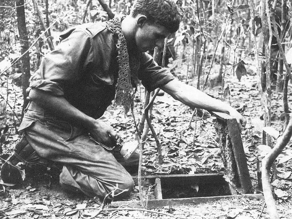 Australský voják Keith Mills hledí do objevené vietnamské šachty.