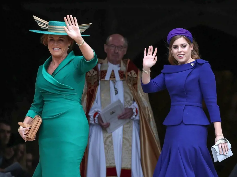 Matka a sestra princezny Eugenie, princezna Beatrice a Sarah, vévodkyně z Yorku oblékly na svatbu zelené šaty a modrý kostým spolu s poměrně umírněnými kloboučky.