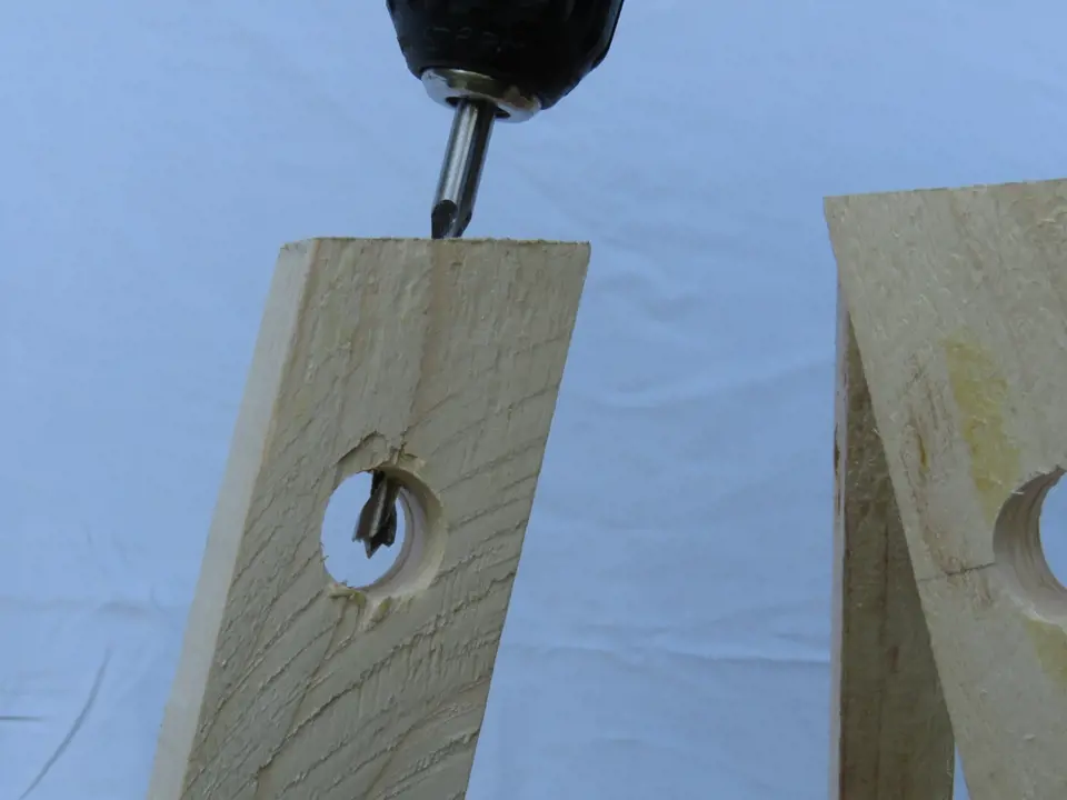 Výroba dřevěné trojnožky: Stejným sklonem vrtáme nohy