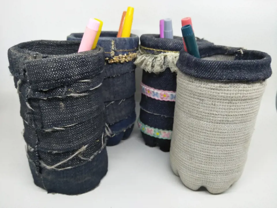 Z nohavic starých džínových kalhot vyrobte zásobníky na tužky a psací potřeby.