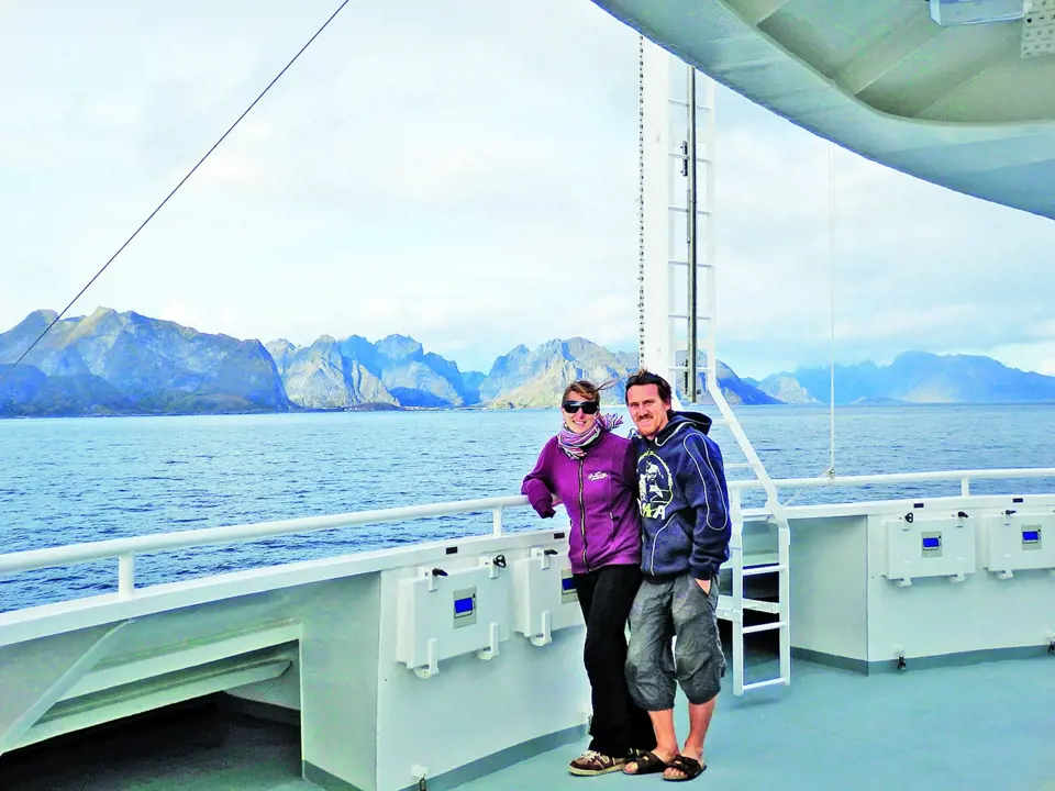 Autorka textu s přítelem na lodi, která vozí turisty na ostrovy z Bodø.