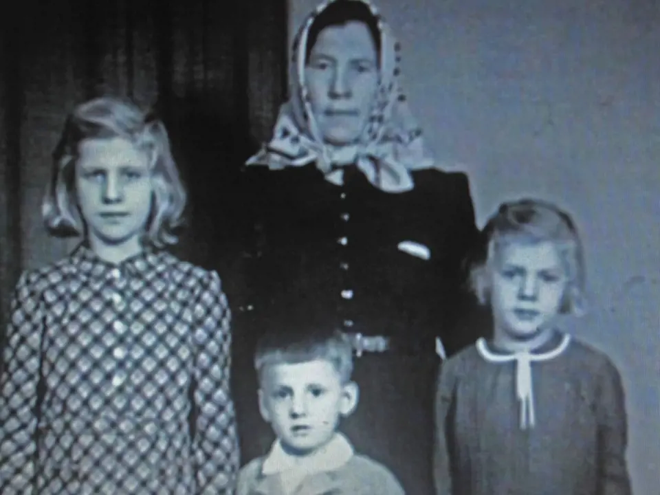 Ferdinand Korbel s maminkou a sestrami