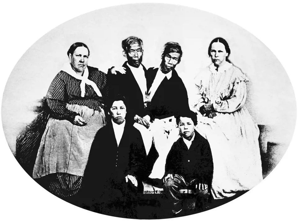 Chang a Eng Bunkerovi s manželkami a dvěma potomky
