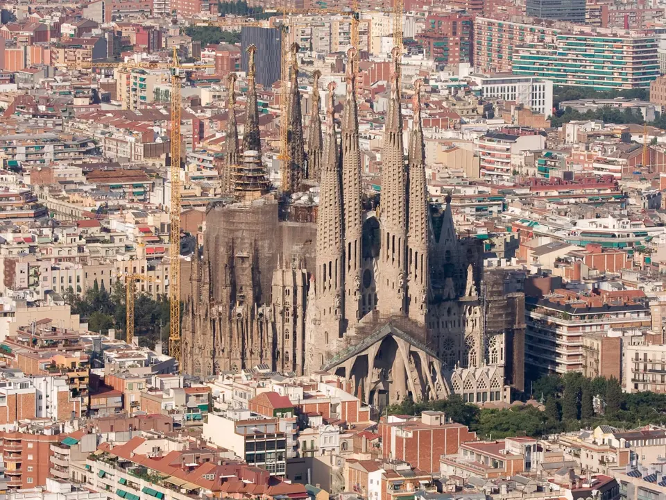 Stavbě chrámu Sagrada Familia v Barceloně se Gaudí plně věnoval od roku 1914 až do své smrti v roce 1926. Hotova však má být až v roce 2026.