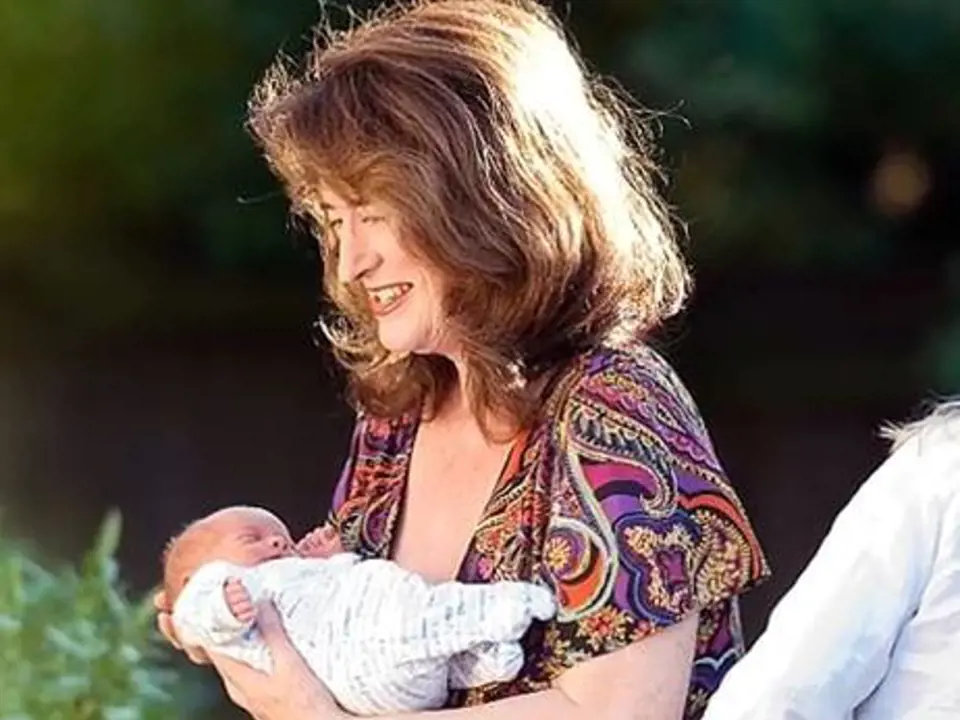 Elizabeth Adeney - Elizabeth je nejstarší britskou rodičkou, svého syna přivedla na svět, když ji bylo 66 let!