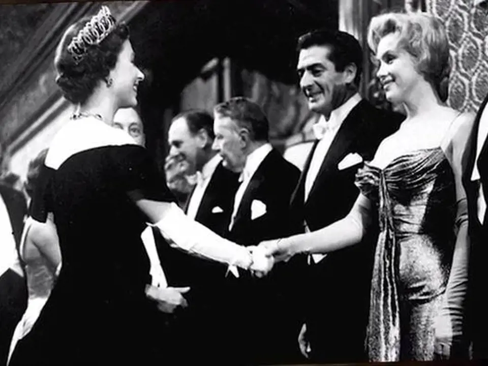 Marilyn Monroe díky své slávě získala také možnost osobně se seznámit s anglickou královnou Alžbětou II. V době setkání bylo oběma ženám přibližně stejně. Marilyn doprovázel její tehdejší manžel režisér Arthut Müller.