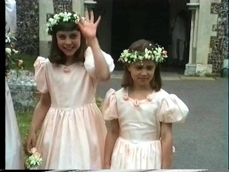 Devítiletá Kate Middleton s mladší sestrou Pippou na svatbě strýčka Garyho Goldsmithe s Marandou Foote v roce 1991.
