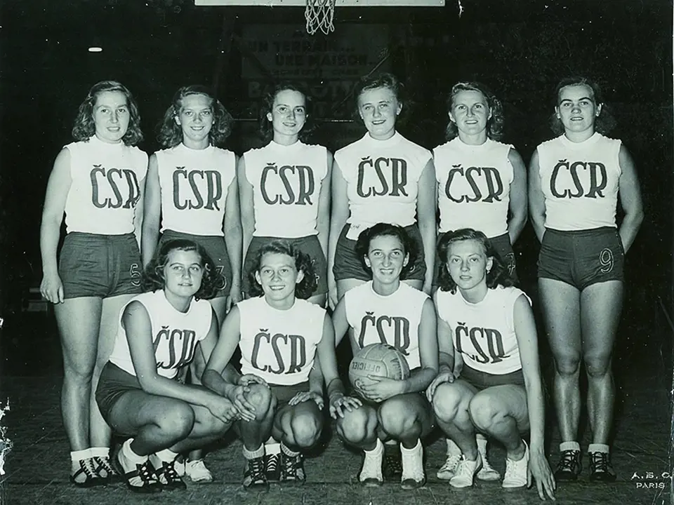 Družstvo vysokoškolaček v roce 1947.