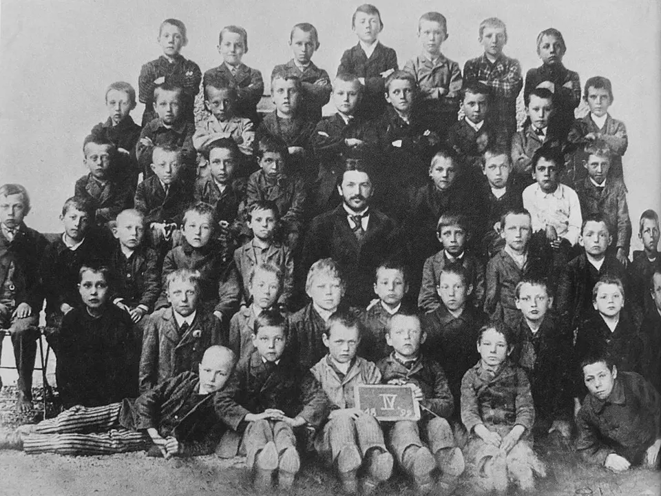 třídní foto, rok 1899, Adolf Hitler nahoře uprostřed