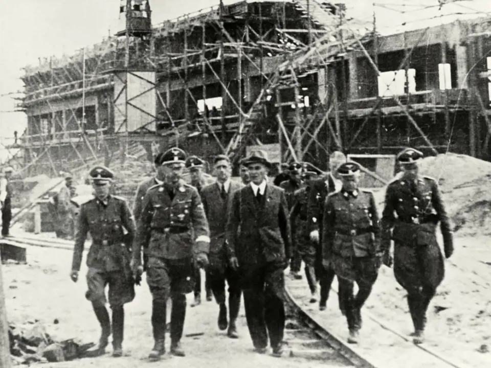 Rudolf Höss a Himmler projednávají nově vznikající tábor v Osvětimi
