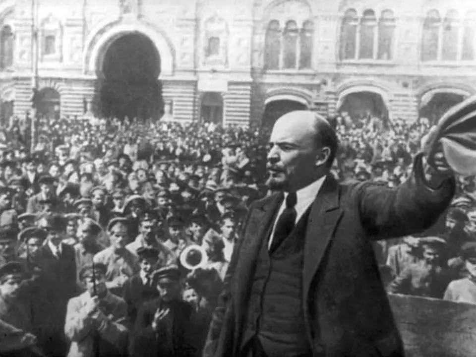Lenin hlásá revoluční myšlenky