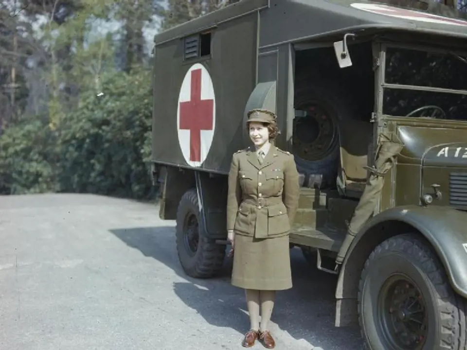 Alžběta II. ve vojenské uniformě