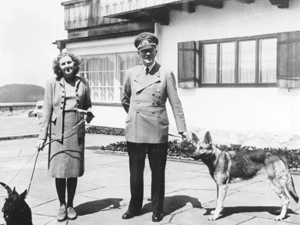 Adolf Hitler s Evou Braunovou na Berghofu