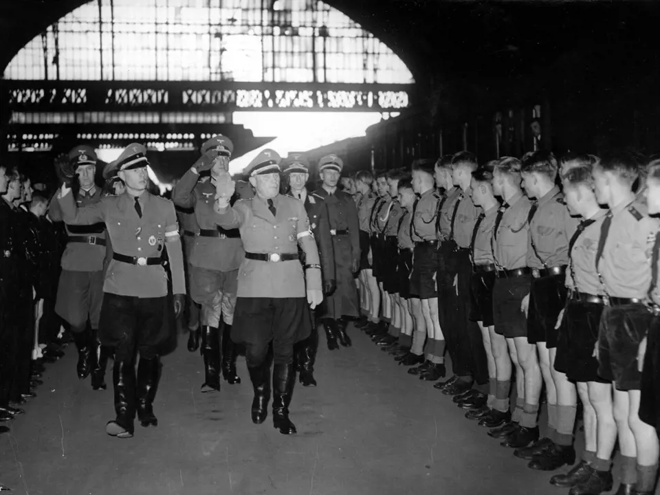 Hitlerjugend vítá delegaci nacistů.