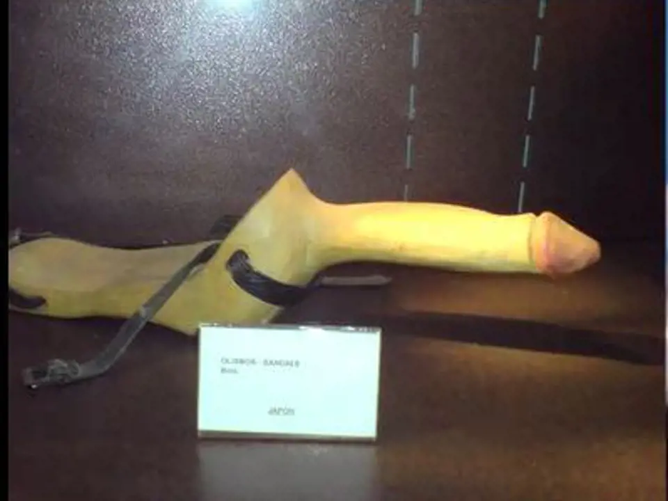 Umělý dřevěný připínací penis z poč. 18. století