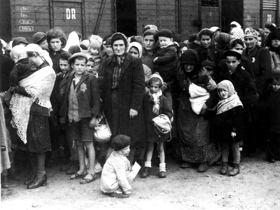 Transport židovských dětí a žen do koncentračního tábora Osvětim.
