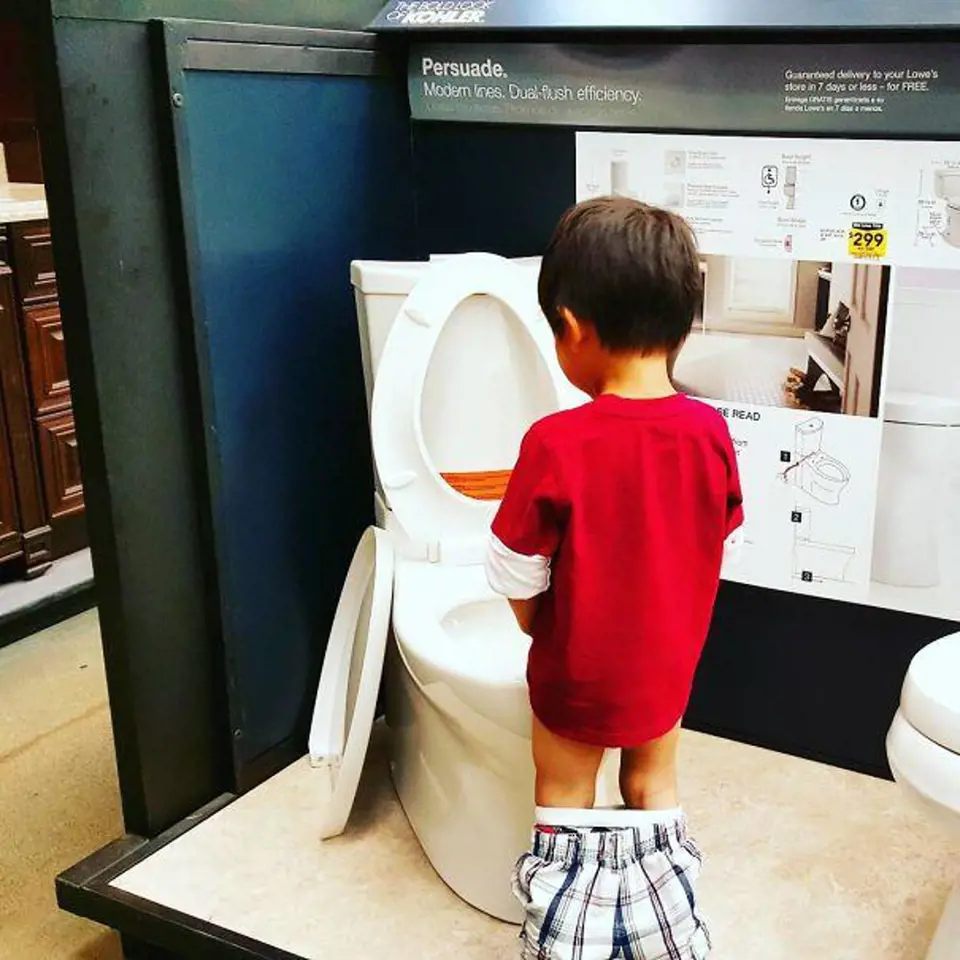 Chlapci se zachtělo na záchod v prodejně hobby marketu.