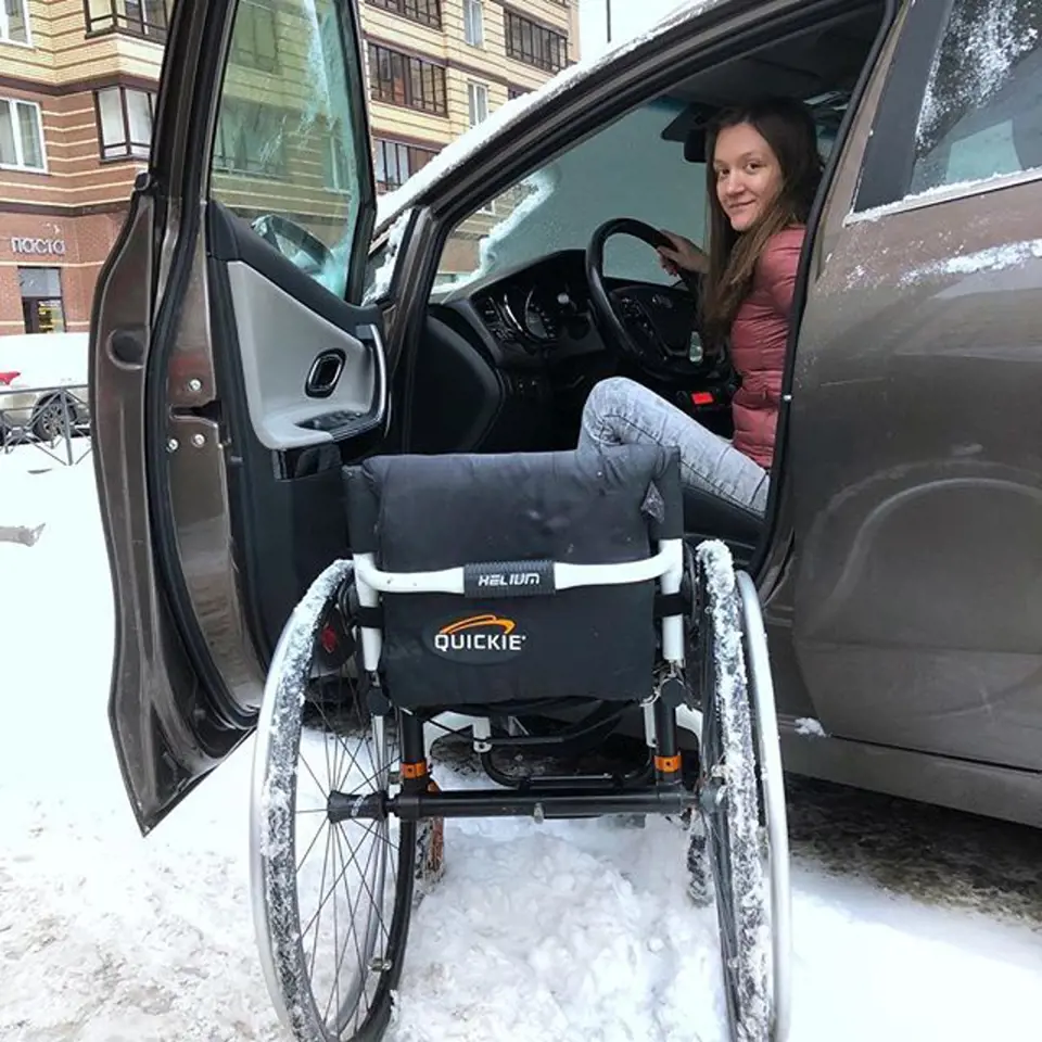 Invalidní vozík není pro ruský pár překážkou.