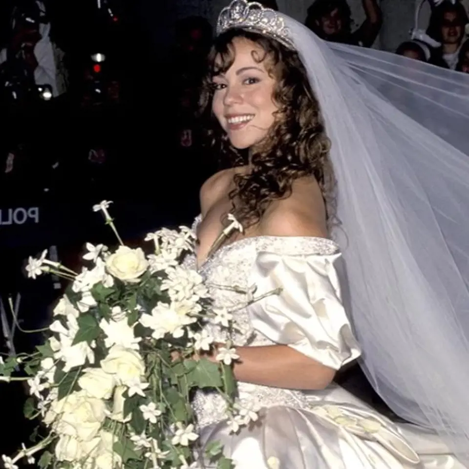Mariah Carey si na svatbu s Tommy Mottolou v červnu 1993 vzala šaty připomínající nadýchaný dortík. Inspirovala se prý u svatebních šatů princezny Diany.