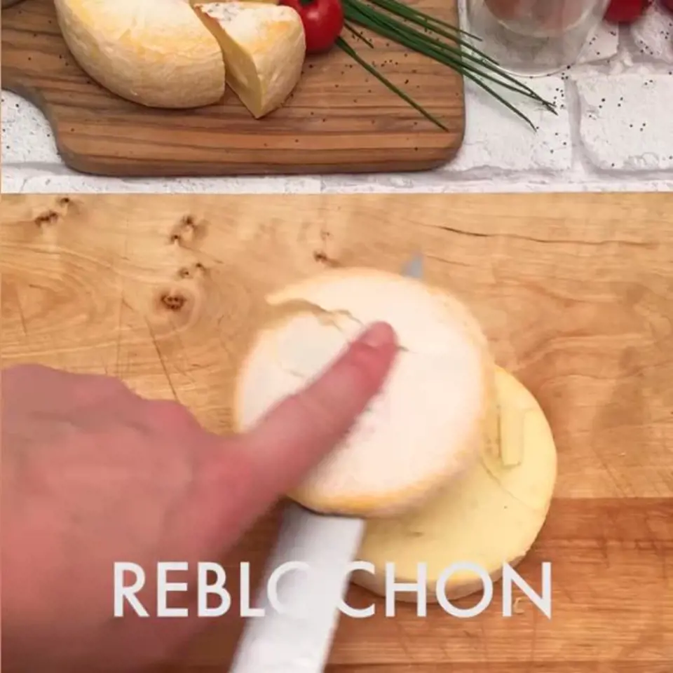 Ze sýru Reblochon odřízněte tenkou vrchní část.