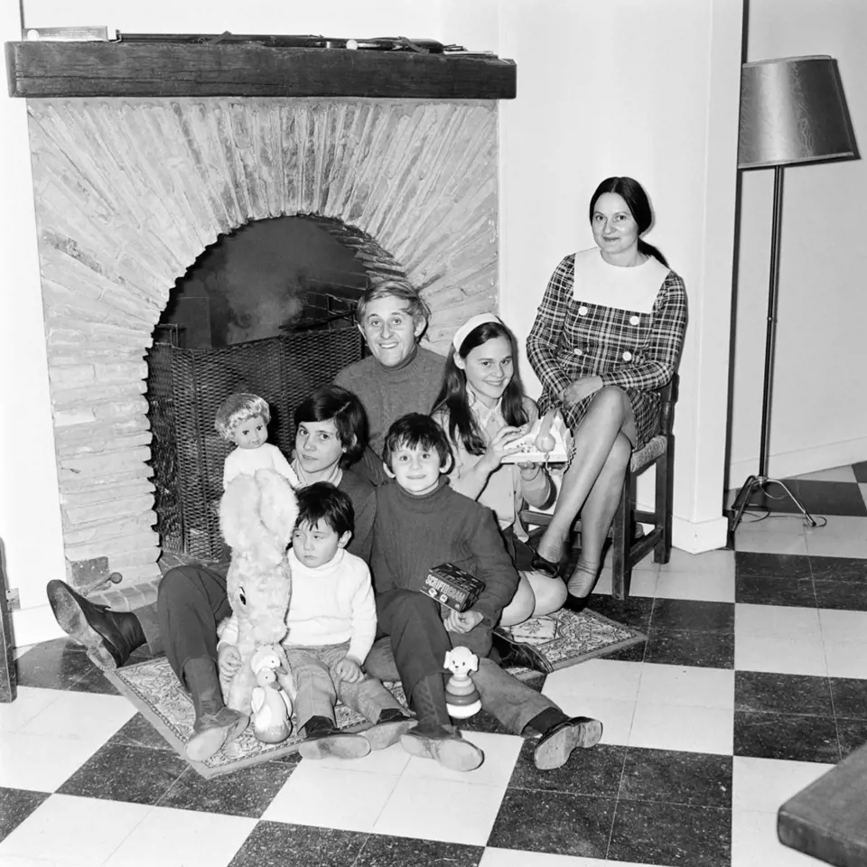 U rodinného krbu s manželkou Monique a všemi dětmi v roce 1970. 