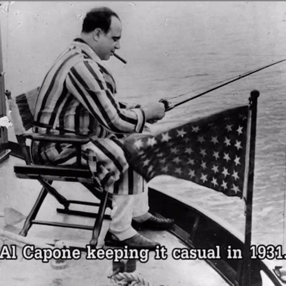 Al Capone si v nedbalkách užívá na rybách. Fotografie je z roku 1931, v říjnu tohoto roku byl boss odsouzen k 11 letům vězení, do kterého nastoupil v květnu 1932.