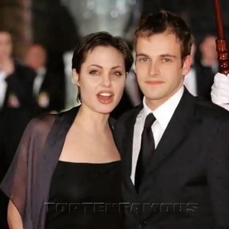 Dvacetiletá Angelina se svým prvním manželem Jonnem Lee Millerem.