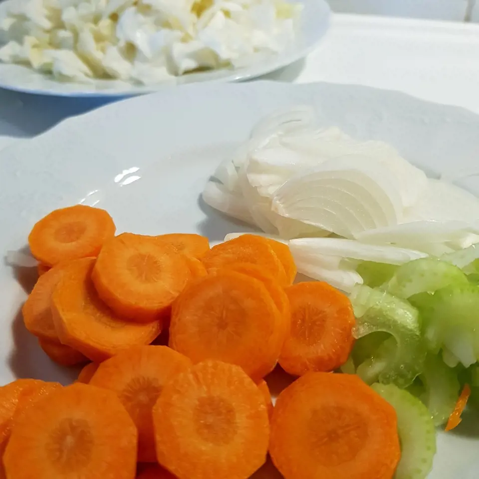 Zeleninu očistíme a nakrájíme na plátky či kostky.