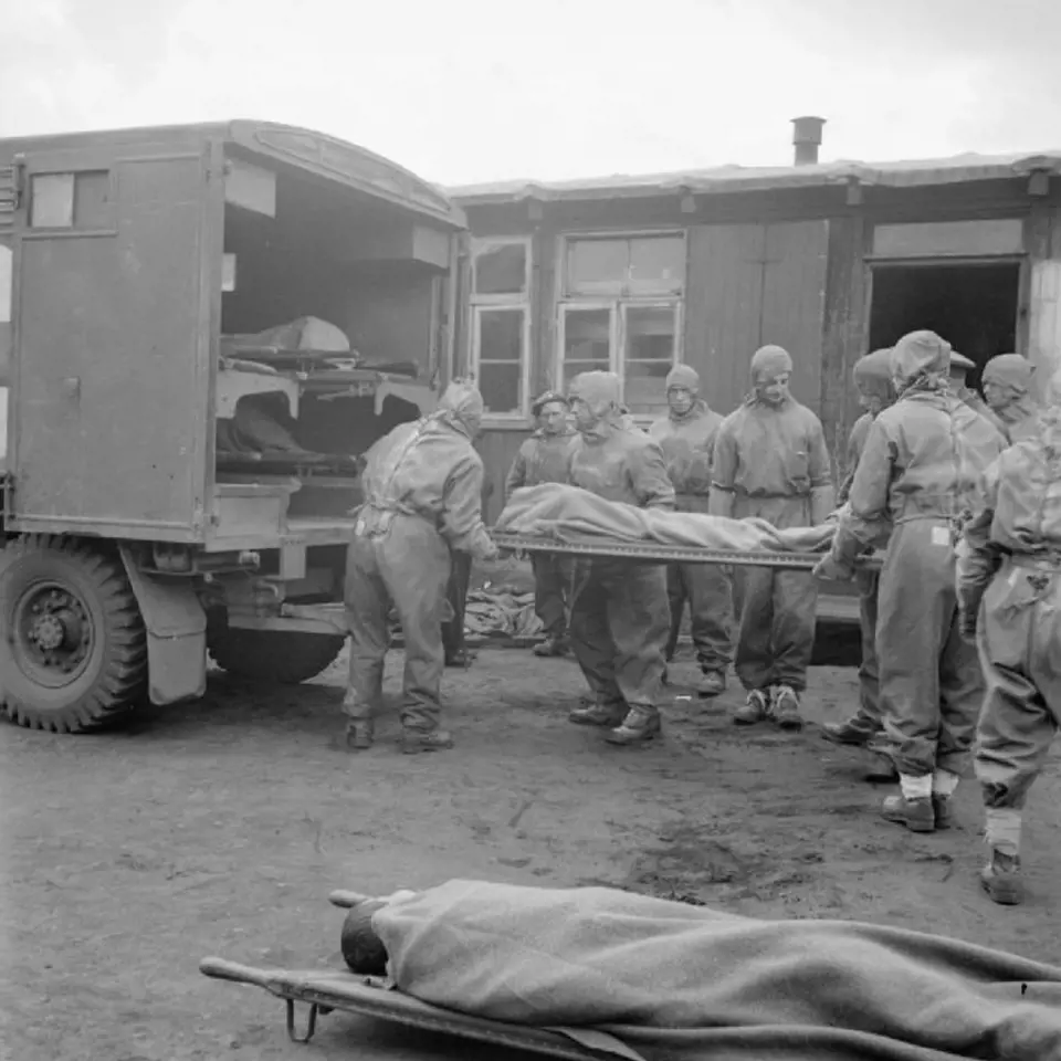 Převoz těžce nemocných vězňů tyfem po osvobození Bergen Belsenu.