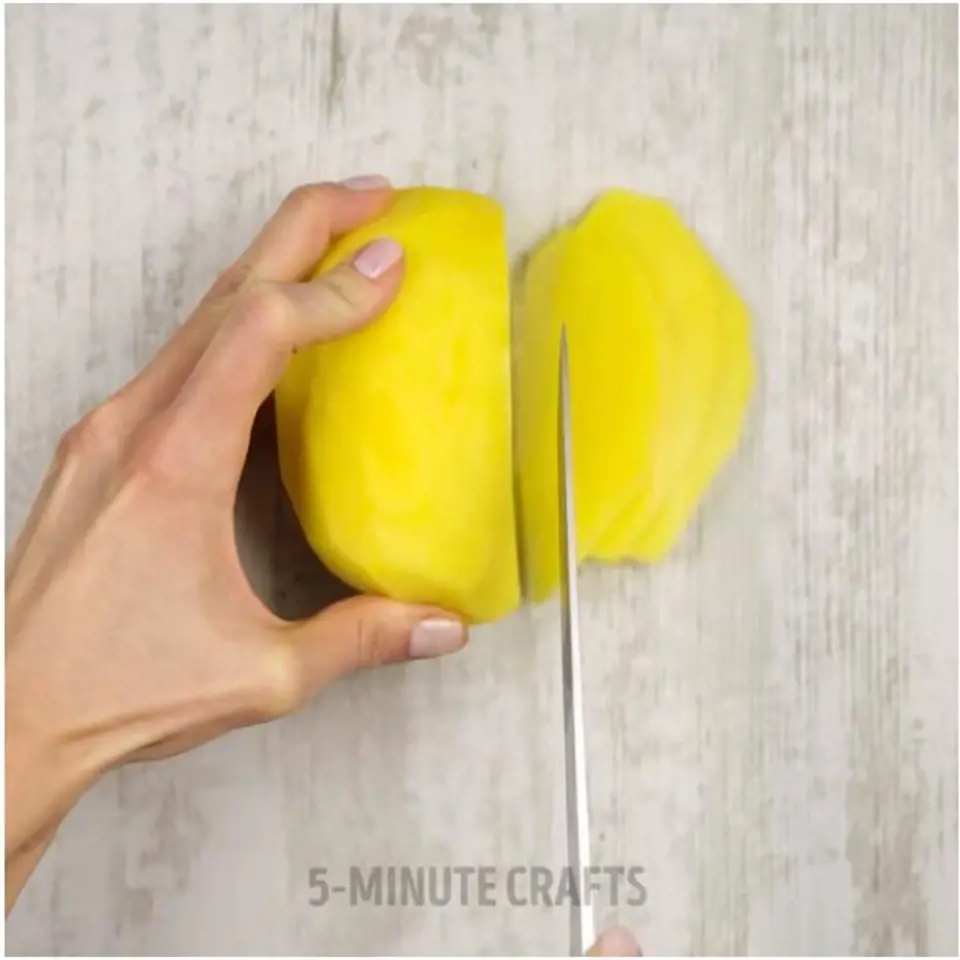 Předehřejte si troubu na 200°C. Syrové brambory nakrájejte na tenké plátky.