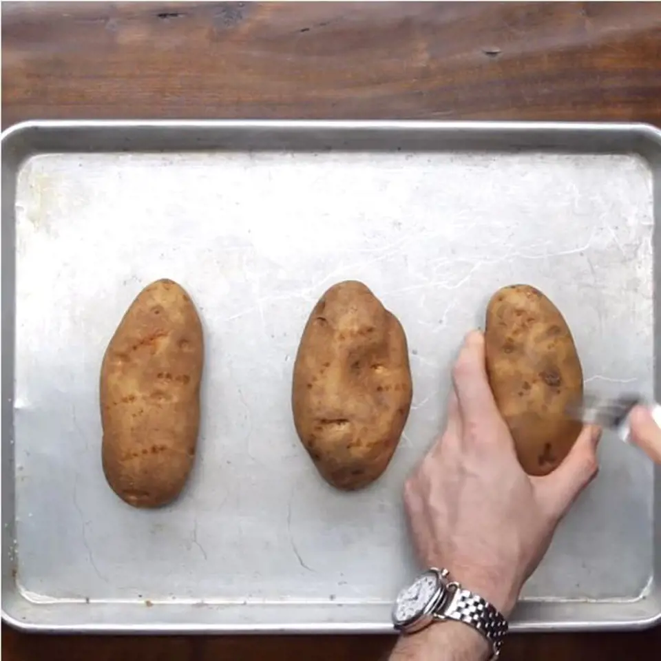 Čerstvé brambory promíchejte vidličkou.
