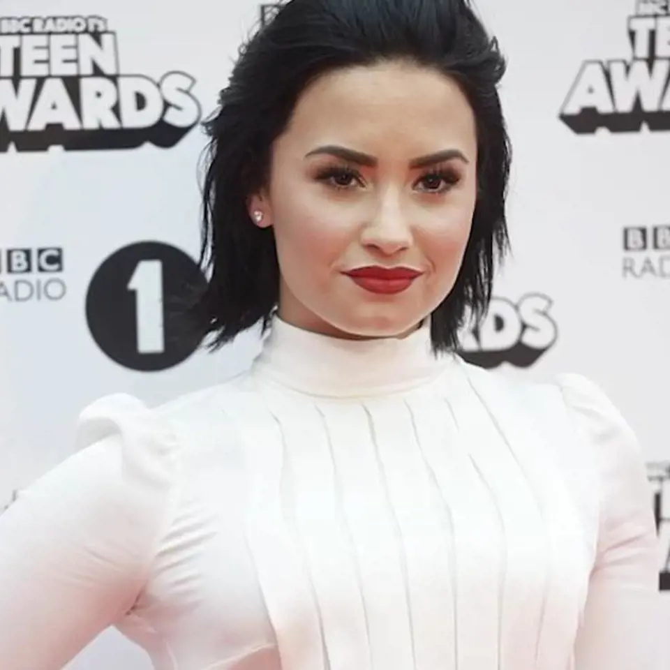 Demi Lovato nabádá své fanynky, aby nenosily make-up a byly samy sebou.