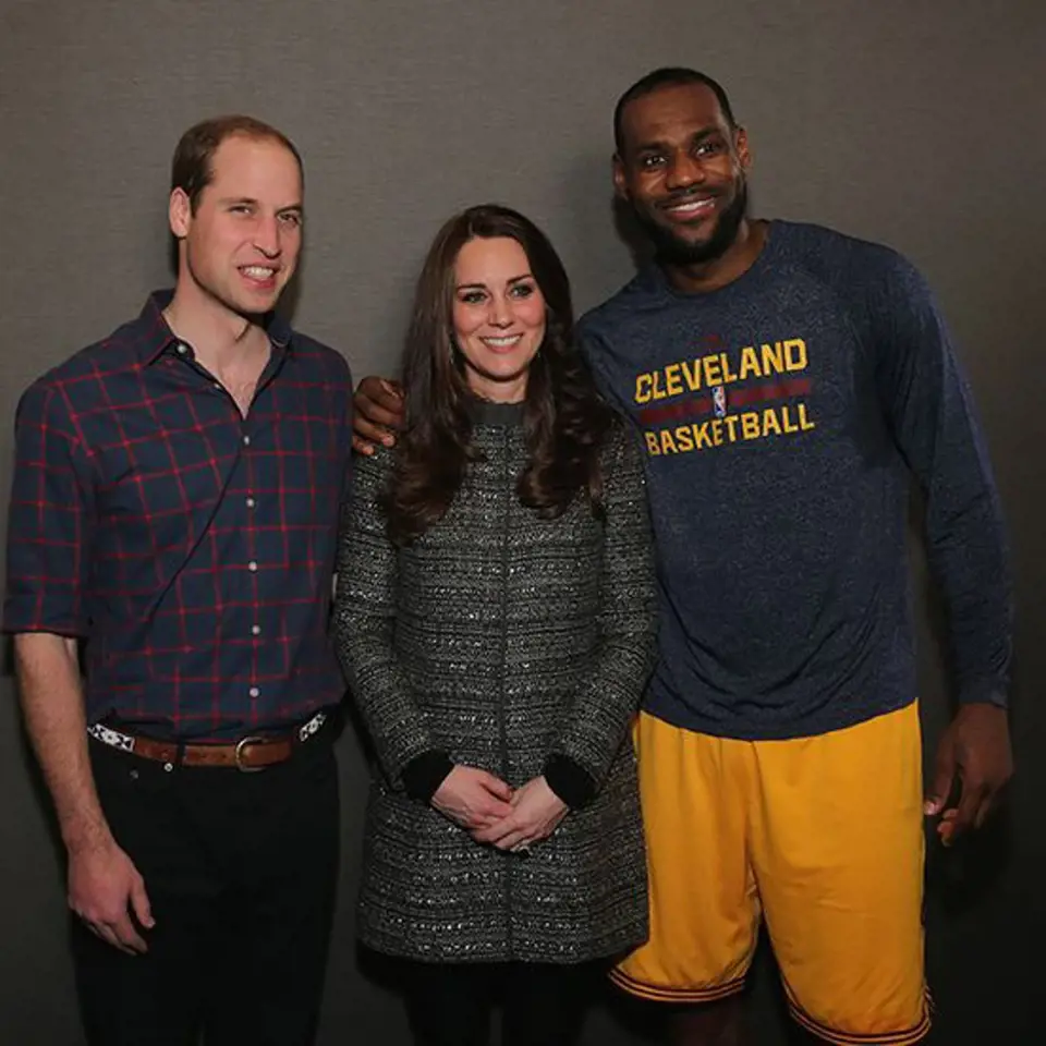 Basketbalista LeBron James porušil etiketu a objal vévodkyni Kate.