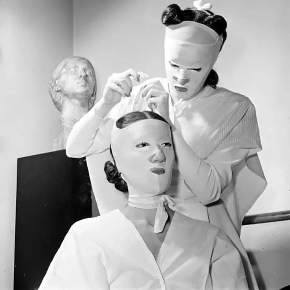 40. léta a kosmetické ošetřní v salonu Heleny Rubinstein. 