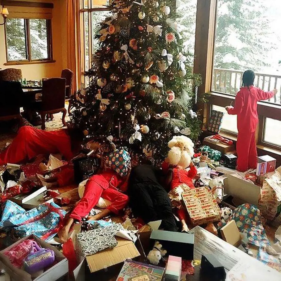 Heidi Klum miluje klasické Vánoce se sněhem, proto se s celou rodinou přesouvá do hor. Dárky do horské chaty musí přivést dodávka.