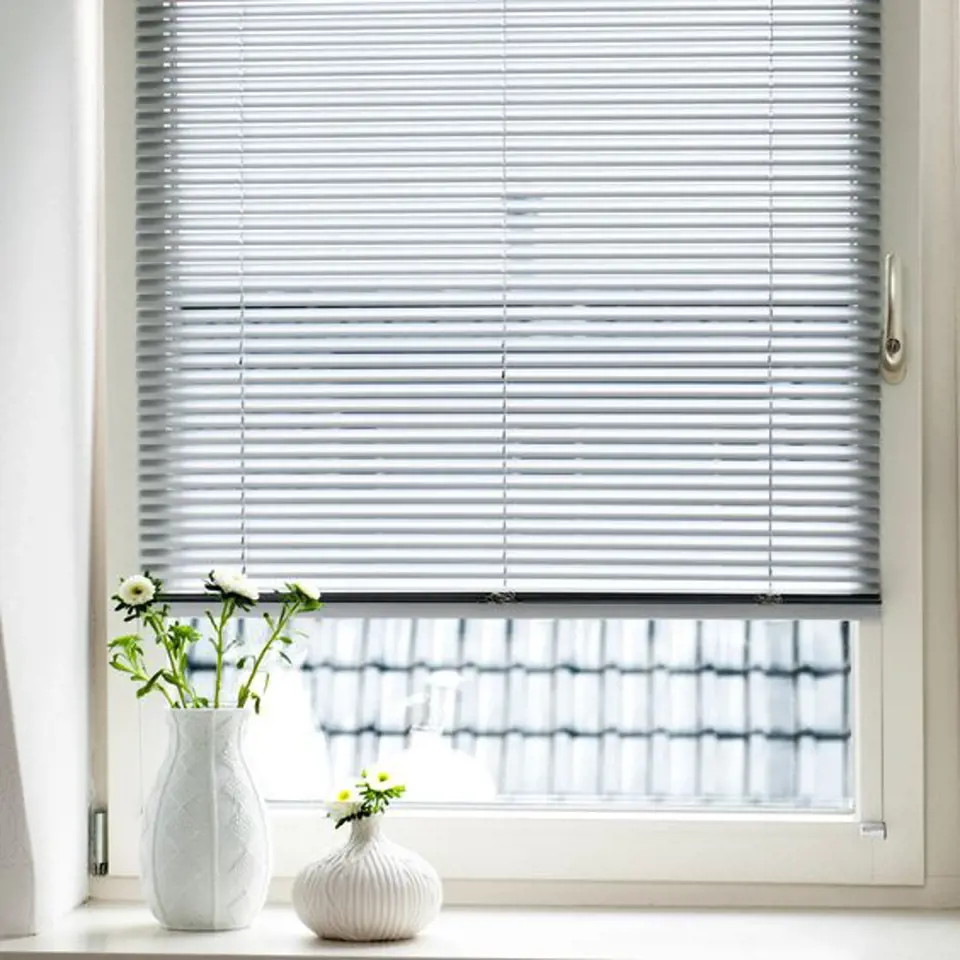 Okenní žaluzie jsou hezké a efektní, ale jejich údržba je zdlouhavá a náročná.