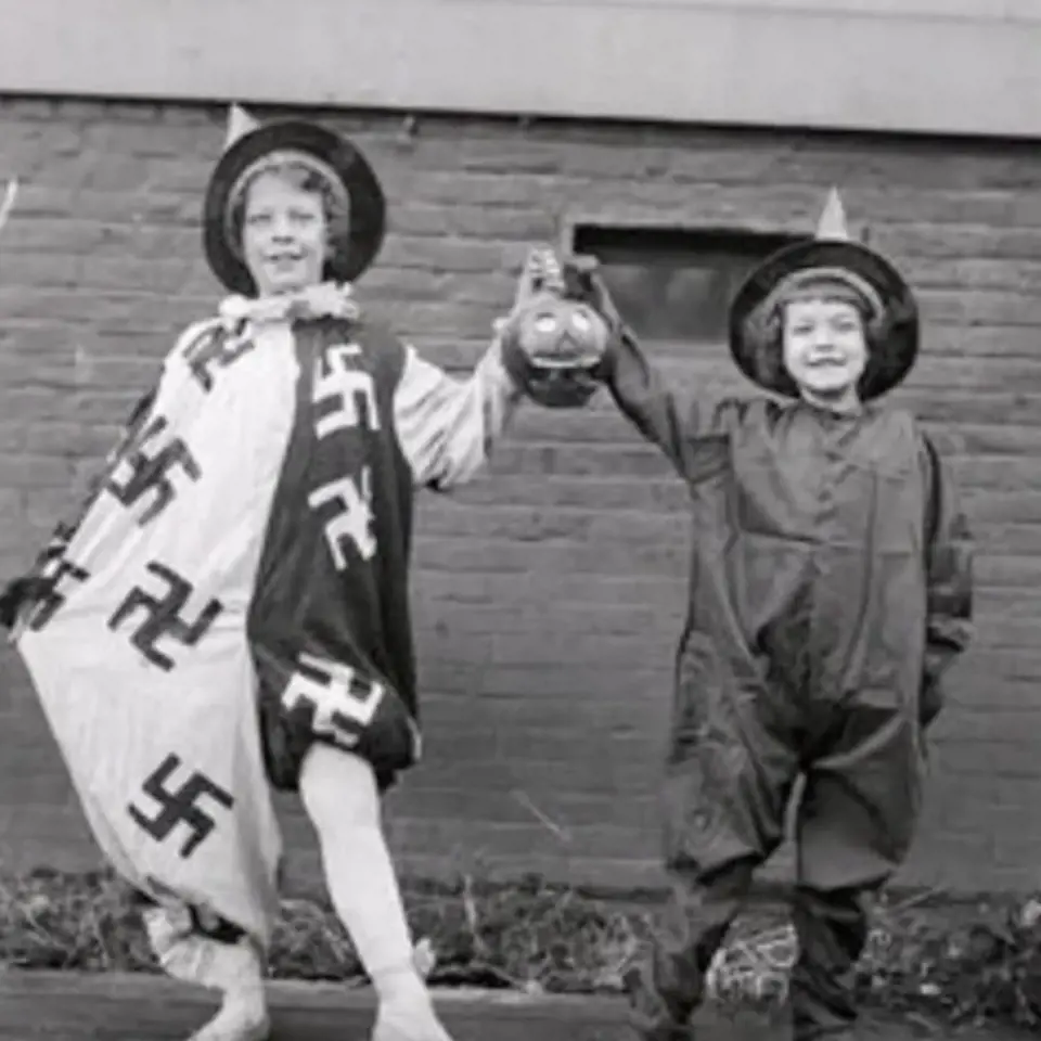 Povinný karnevalový obleček pro děti z německých rodin.