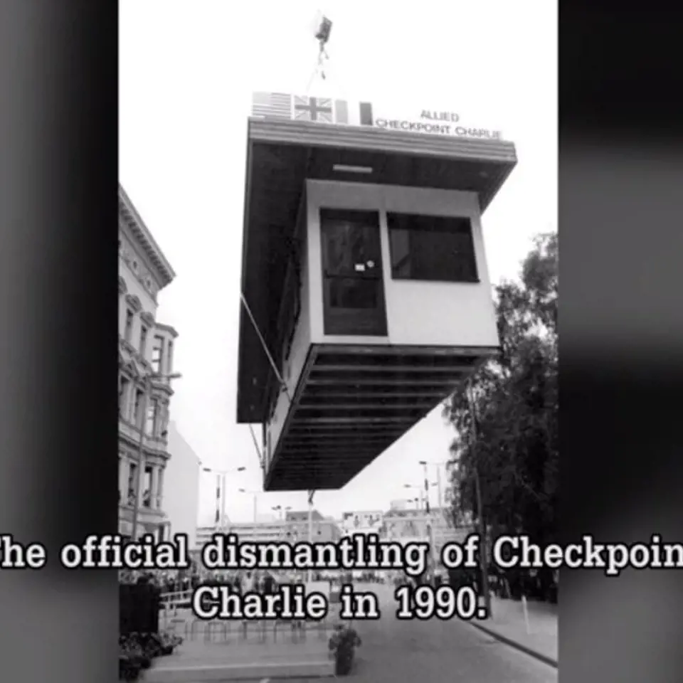 Oficiální demontáž hraniční přechodu v Berlíně - Checkpoint Charlie - v roce 1990.